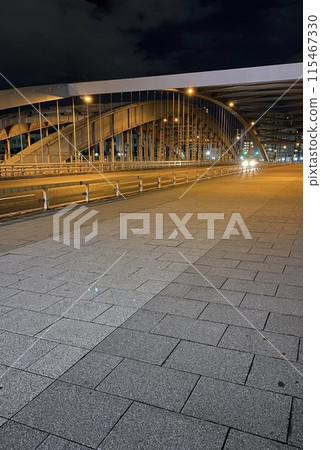 夜晚燈火通明的橋 夜晚燈火通明的橋 115467330
