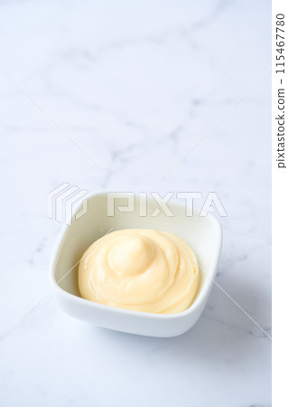 小盤子裡的蛋黃醬 115467780