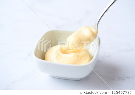 小盤子裡的蛋黃醬 115467783