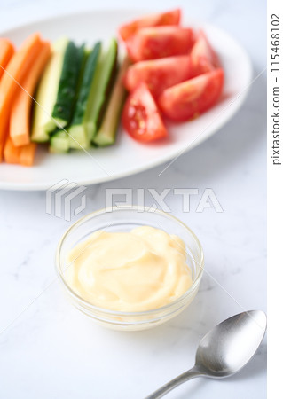 小盤子裡的蛋黃醬和蔬菜棒 小盤子裡的蛋黃醬和蔬菜棒 115468102
