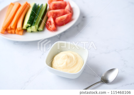 小盤子裡的蛋黃醬和蔬菜棒 115468106