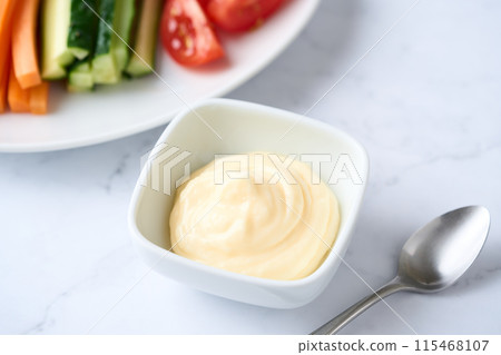 小盤子裡的蛋黃醬和蔬菜棒 小盤子裡的蛋黃醬和蔬菜棒 115468107