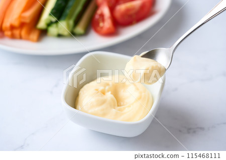 小盤子裡的蛋黃醬和蔬菜棒 115468111