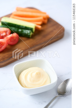 小盤子裡的蛋黃醬和蔬菜棒 115468163
