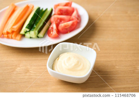 小盤子裡的蛋黃醬和蔬菜棒 小盤子裡的蛋黃醬和蔬菜棒 115468706