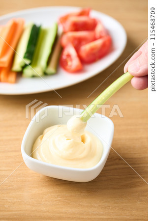小盤子裡的蛋黃醬和蔬菜棒 115468709