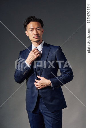 Businessman wearing a suit 115470554