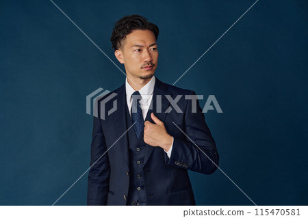 Businessman wearing a suit 115470581