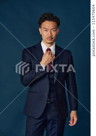 Businessman wearing a suit 115470604