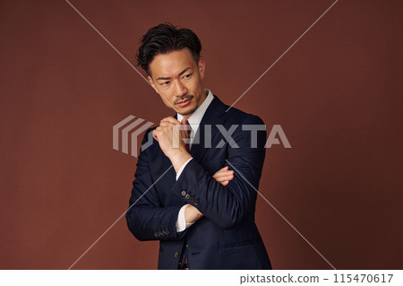 Businessman wearing a suit 115470617