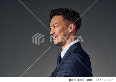 Businessman wearing a suit 115470742