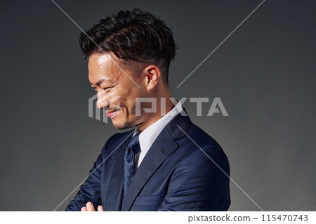 Businessman wearing a suit 115470743