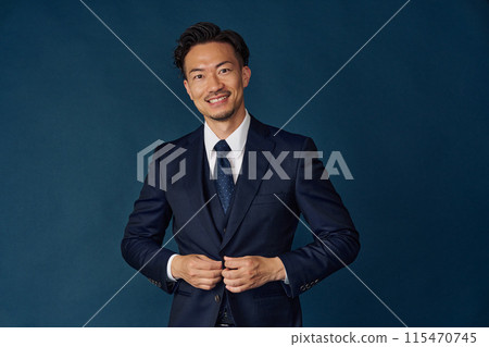 Businessman wearing a suit 115470745