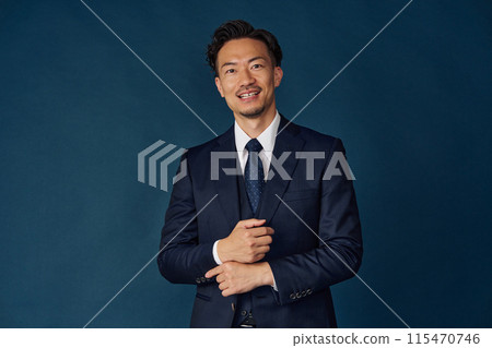 穿著西裝的商人 穿著西裝的商人 115470746