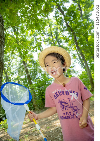 一個男孩在樹林裡大笑,衣服上沾滿了蟬殼 一個男孩在樹林裡大笑,衣服上沾滿了蟬殼 115471052