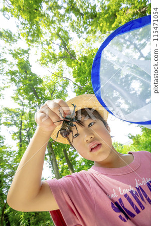 灌木叢裡有甲蟲的男孩 115471054