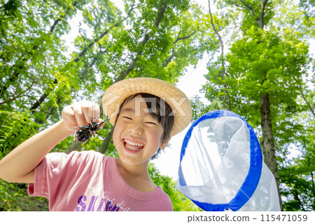 灌木叢裡有甲蟲的男孩 灌木叢裡有甲蟲的男孩 115471059