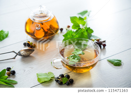 herbal tea from currant leaves and berries 115471163