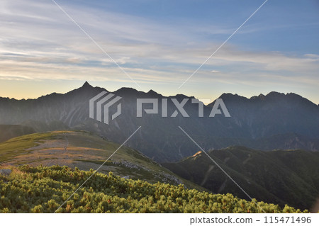 從雙六山、空中跑道和穗高山看到的日出 115471496