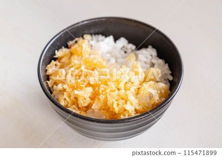 Making Tanuki rice bowl 115471899