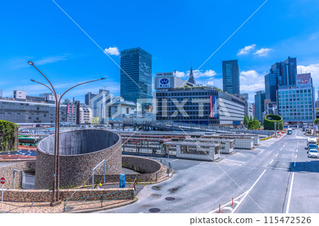 日本東京城市景觀新宿站西口重建。小田急百貨拆除工作正在進行中... = 2020年6月12日 115472526