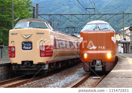 Old and new Yakumo express trains lined up on the Hakubi Line (Okayama to Izumo City) 115472851