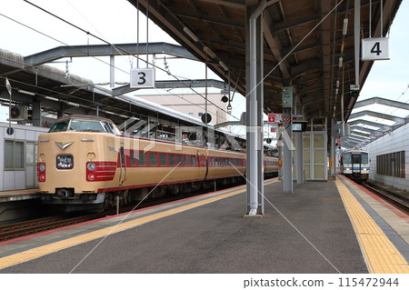 Sanin Main Line Limited Express Yakumo train stopped at Izumoshi Station: 381 series train (revival JNR color train) Sanin Main Line Limited Express Yakumo train stopped at Izumoshi Station: 381 series train (revival JNR color train) 115472944