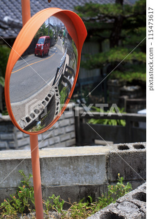 Round convex mirror and postal car 115473617