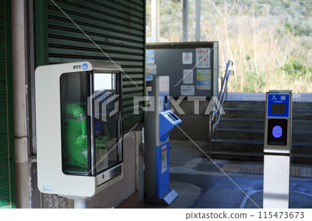 車站自動檢票機和公用電話 115473673