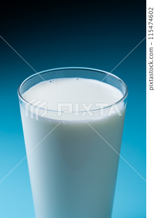 藍色背景中玻璃杯中的牛奶 115474602