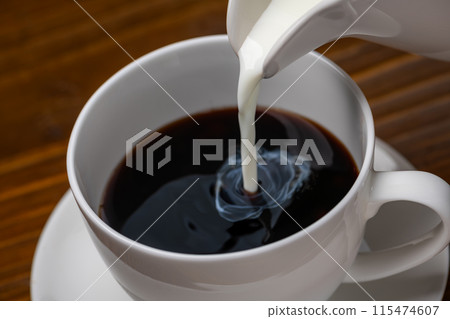 Put milk in coffee 115474607