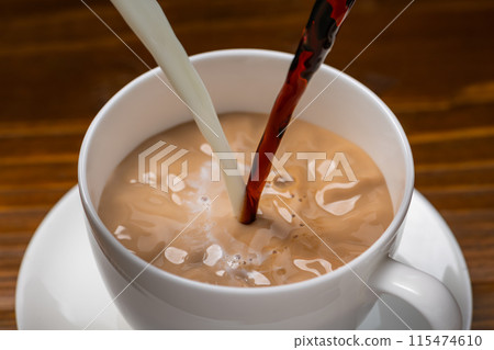 將牛奶和咖啡放入杯中製成的牛奶咖啡 115474610