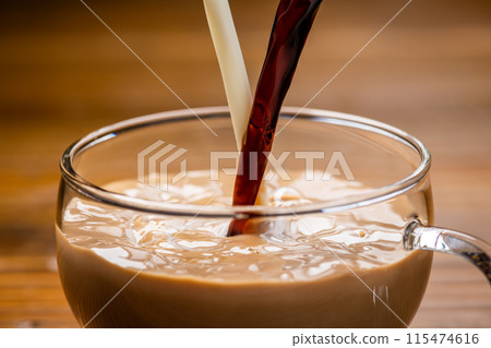 牛奶咖啡是在玻璃杯中加入牛奶和咖啡製成的。 牛奶咖啡是在玻璃杯中加入牛奶和咖啡製成的。 115474616