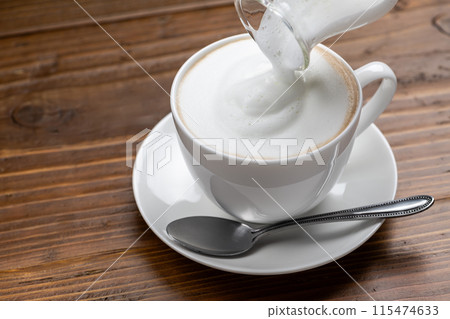 卡布奇諾是在咖啡中加入泡沫牛奶製成的 卡布奇諾是在咖啡中加入泡沫牛奶製成的 115474633