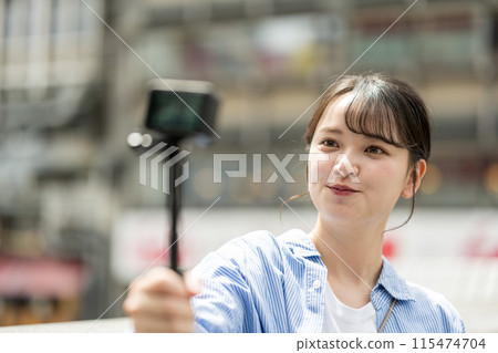 年輕可愛的女子在市中心自拍 | 大阪旅遊形象 | 大阪府戎橋 | 115474704