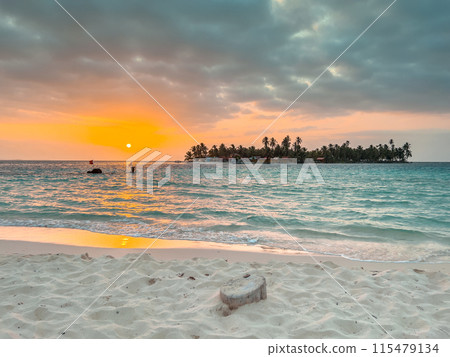 San Blas islands in Panama, tropical beach 115479134