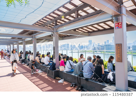 "Tokyo" Scenery of the foot bath garden in Toyosu, a place that attracts many visitors "Tokyo" Scenery of the foot bath garden in Toyosu, a place that attracts many visitors 115480387