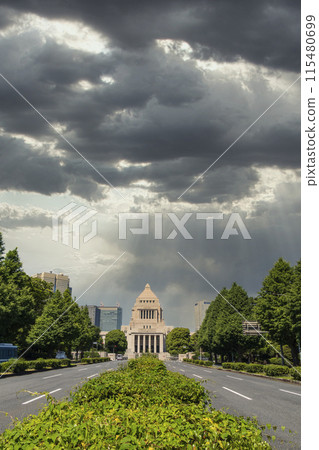 《東京》戲劇性的天空和國會議事堂的天空構成 《東京》戲劇性的天空和國會議事堂的天空構成 115480699