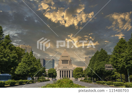 《東京》戲劇性的天空和國會議事堂的天空構成 115480703