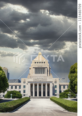 《東京》戲劇性的天空和國會議事堂的天空構成 《東京》戲劇性的天空和國會議事堂的天空構成 115480709