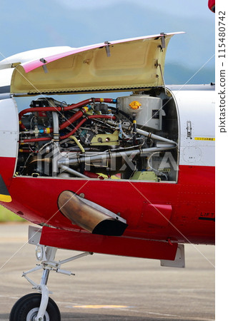 訓練飛機發動機艙 115480742