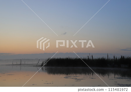 湖面被清晨的陽光染紅 湖面被清晨的陽光染紅 115481972