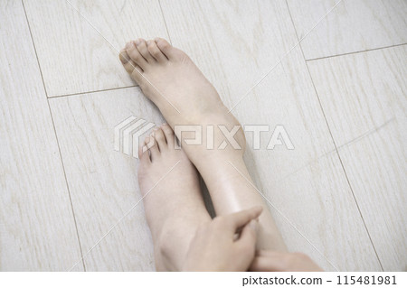 Women's legs [parts cut] 115481981