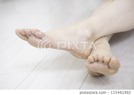 Women's legs [parts cut] 115481992