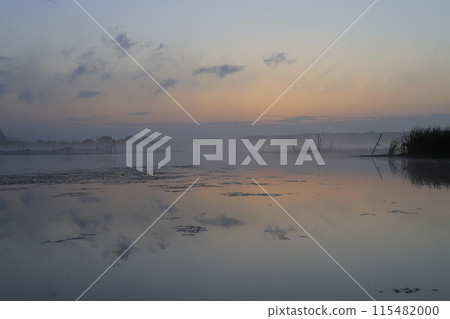 湖面被清晨的陽光染紅 115482000