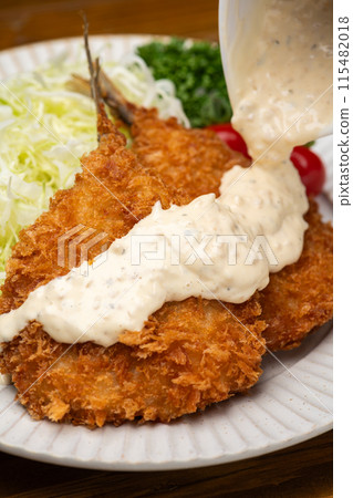 吃炸竹莢魚佐韃靼醬 115482018