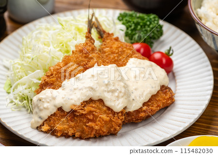 炸竹莢魚和桌上的菜餚 炸竹莢魚和桌上的菜餚 115482030