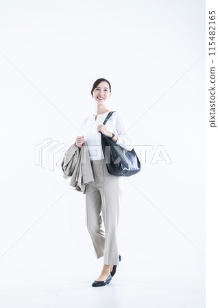 Walking business woman 115482165