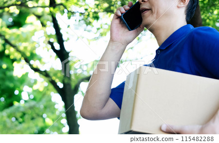 一個有行李和智慧型手機的人的手 115482288