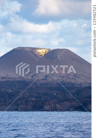 西之島火山口 115482521